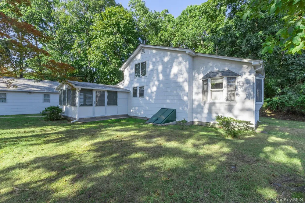 261 Elm Rd W, Mastic Beach, NY 11951