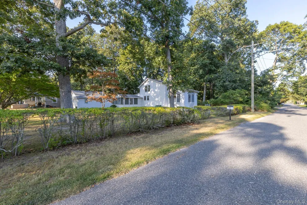 261 Elm Rd W, Mastic Beach, NY 11951