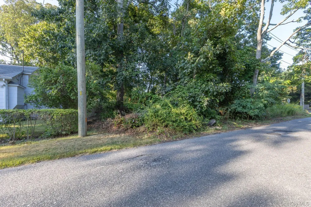 261 Elm Rd W, Mastic Beach, NY 11951
