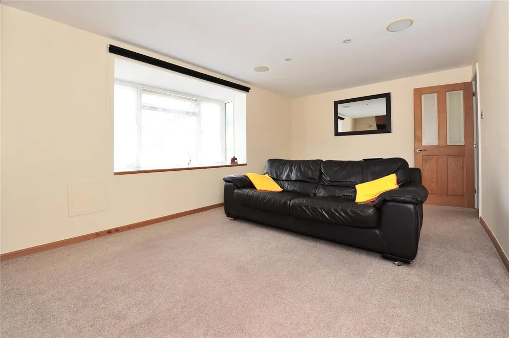 Property carousel item 6