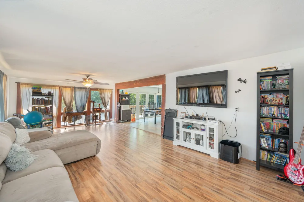 4194 Log Lake Rd, Holt, FL 32564