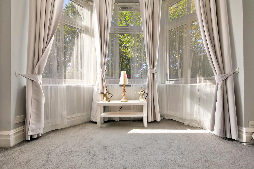 One Bedroom Garden Flat For Sale Dallas Road Hendon NW4 Image 4