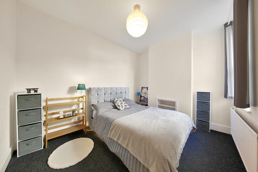 One Bedroom Garden Flat For Sale Dallas Road Hendon NW4 Image 8