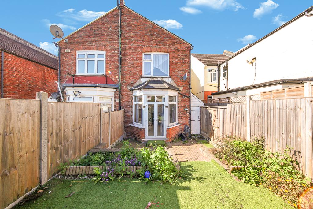 One Bedroom Garden Flat For Sale Dallas Road Hendon NW4 Image 14