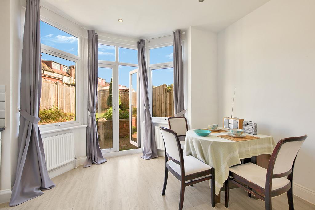 One Bedroom Garden Flat For Sale Dallas Road Hendon NW4 Image 3