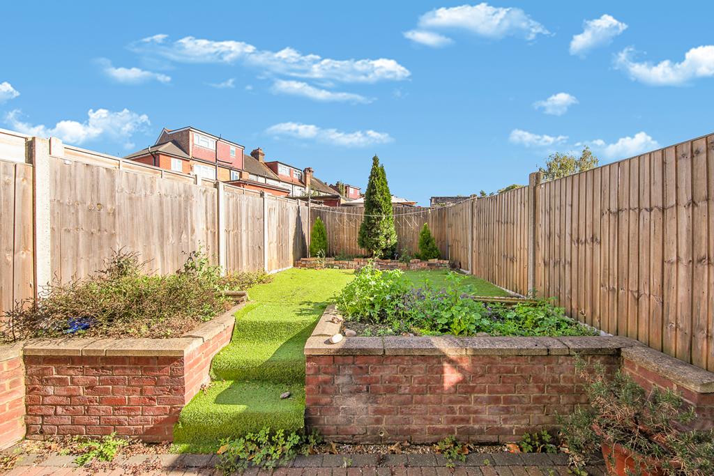 One Bedroom Garden Flat For Sale Dallas Road Hendon NW4 Image 6