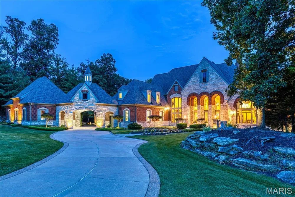4 Upper Whitmoor Dr, Weldon Spring, MO 63304