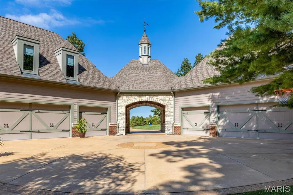 4 Upper Whitmoor Dr, Weldon Spring, MO 63304
