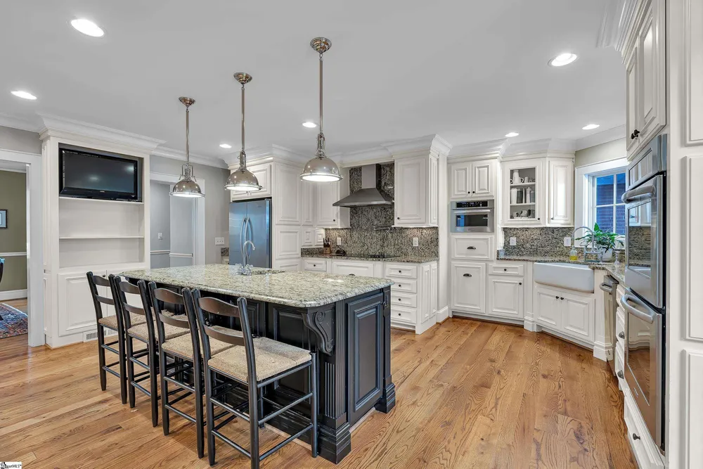 46 W Hillcrest Dr, Greenville, SC 29609