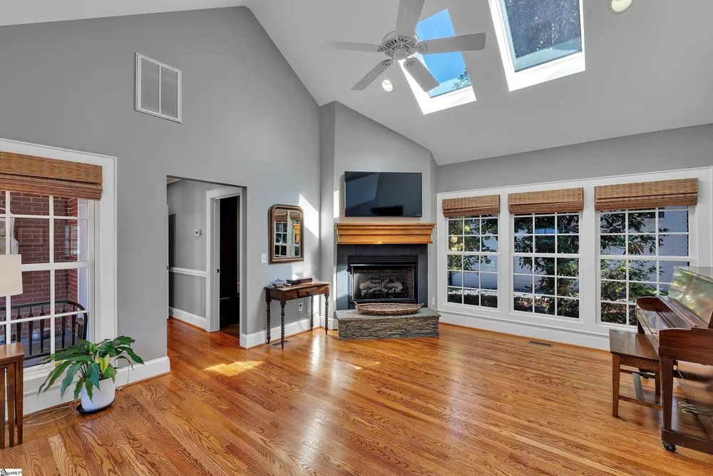 46 W Hillcrest Dr, Greenville, SC 29609