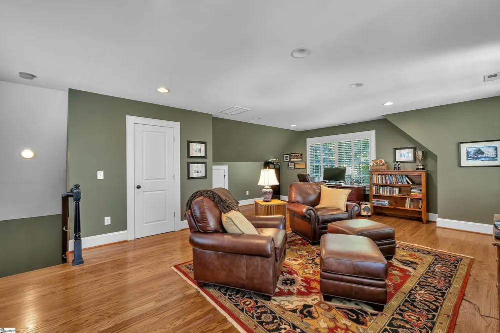 46 W Hillcrest Dr, Greenville, SC 29609