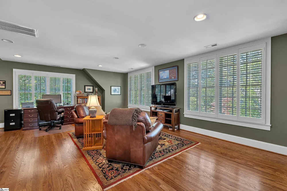 46 W Hillcrest Dr, Greenville, SC 29609