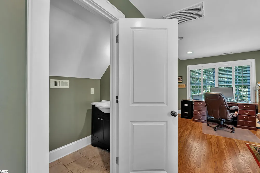 46 W Hillcrest Dr, Greenville, SC 29609
