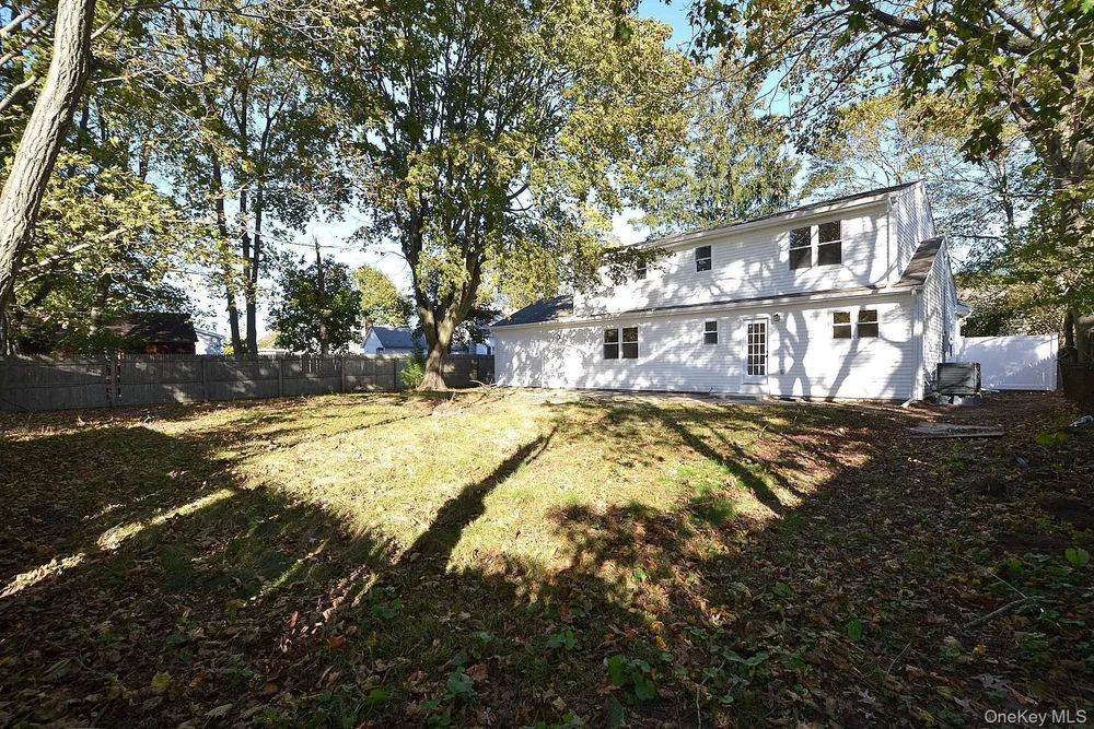 26 Clinton St, Center Moriches, NY 11934