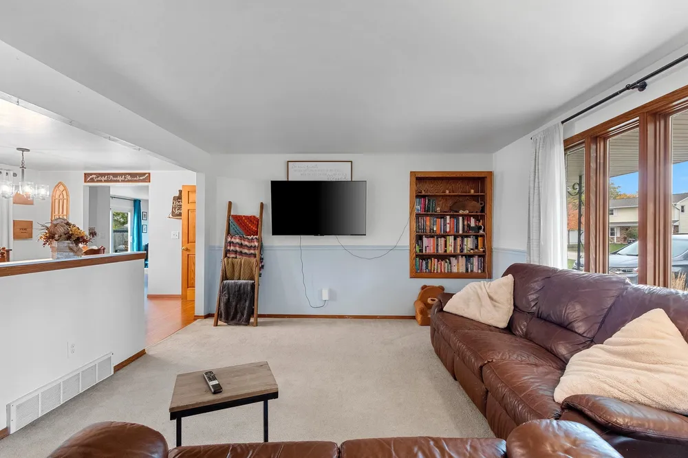 2317 E Serenade Ln, Green Bay, WI 54301