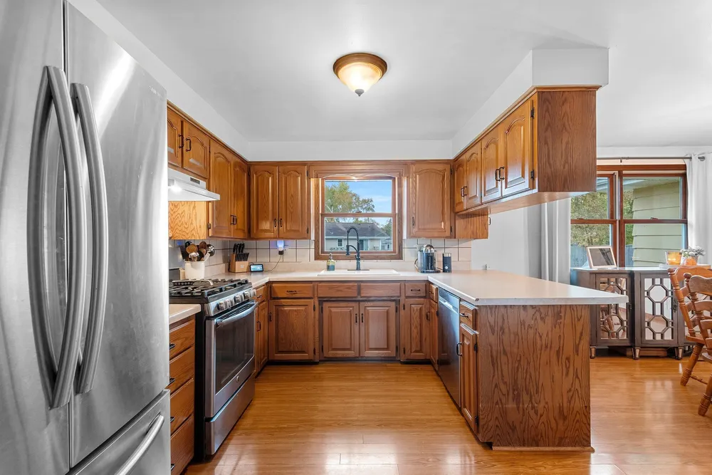 2317 E Serenade Ln, Green Bay, WI 54301