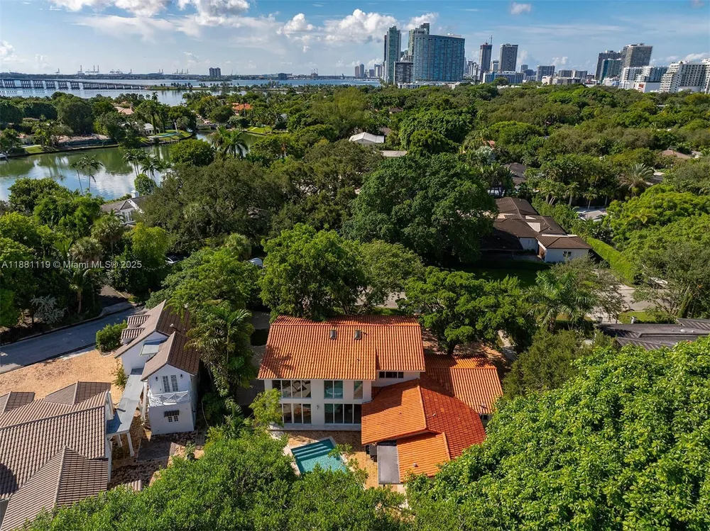 575 Bay Point Rd, Miami, FL 33137
