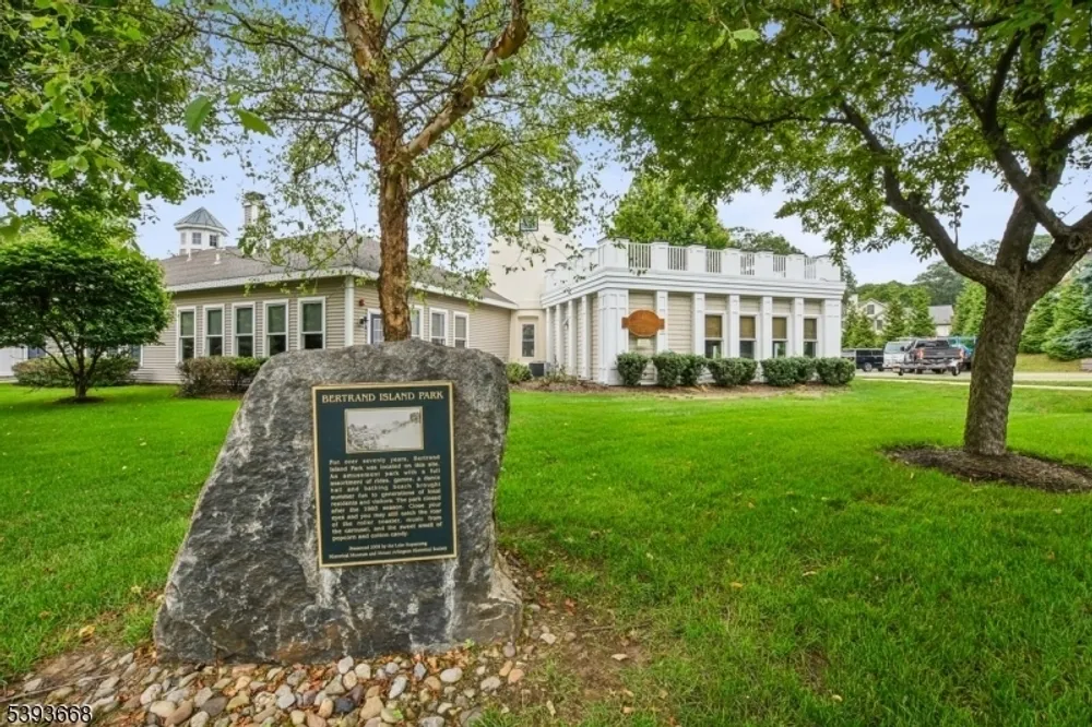 41 Catamaran Ct, Mount Arlington, NJ 07856