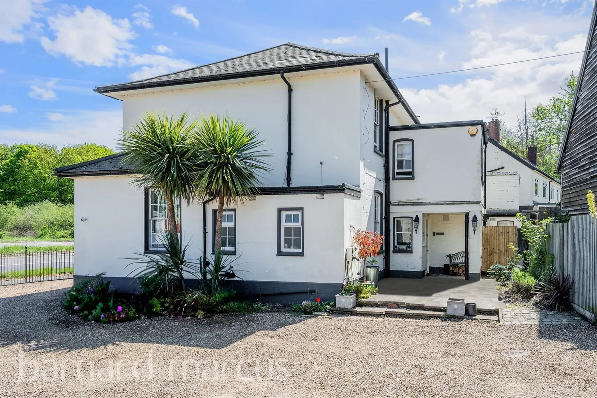 Horsham Road, Mid Holmwood, DORKING