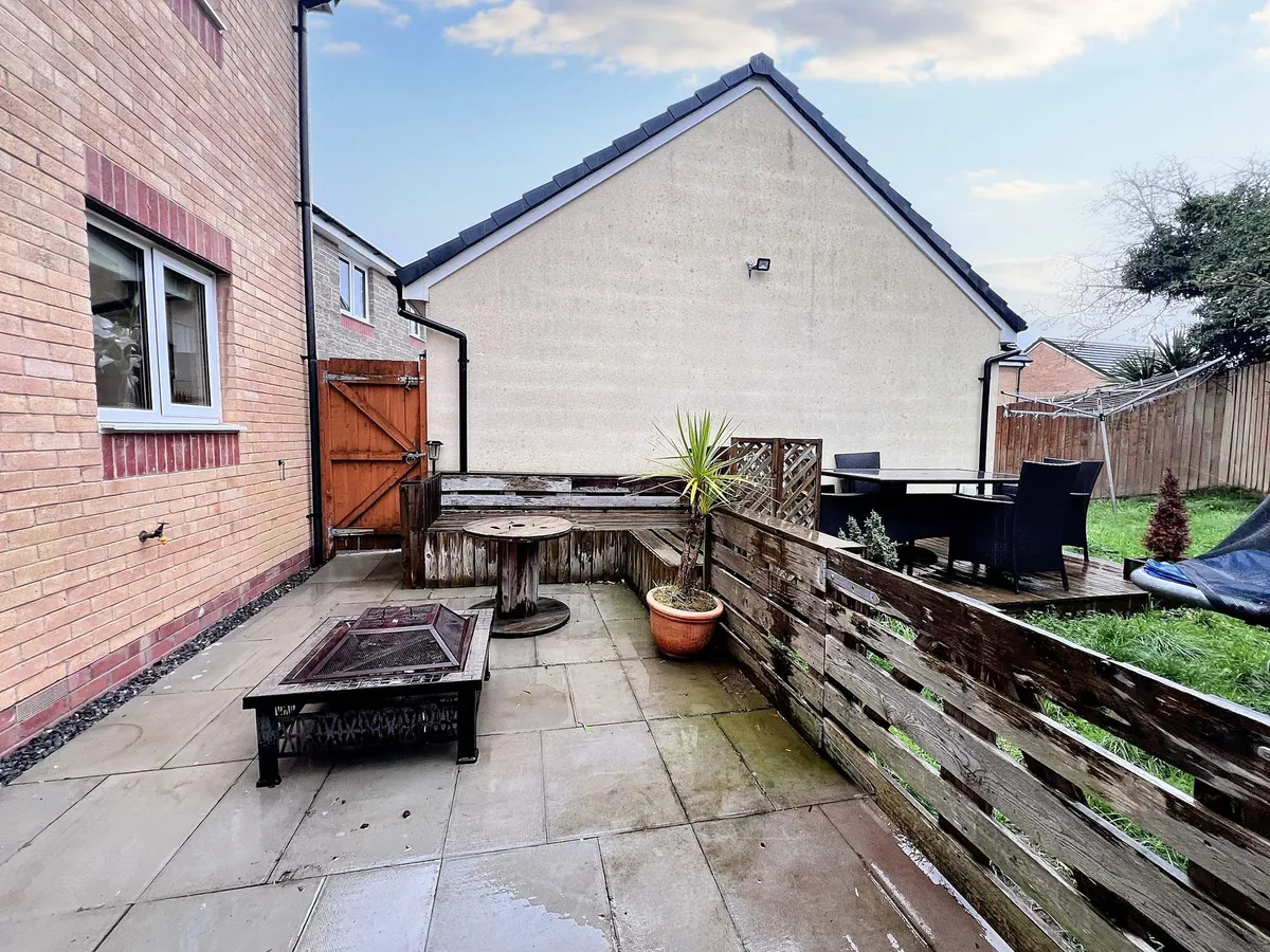 White Farm, Barry, CF62