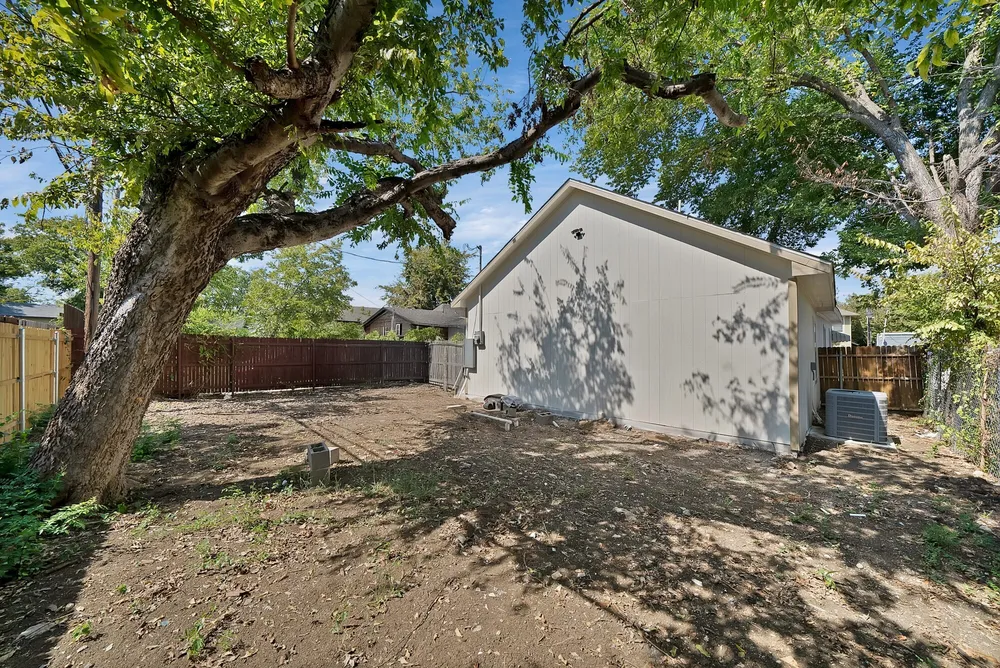 1130 E Hattie St, Fort Worth, TX 76104
