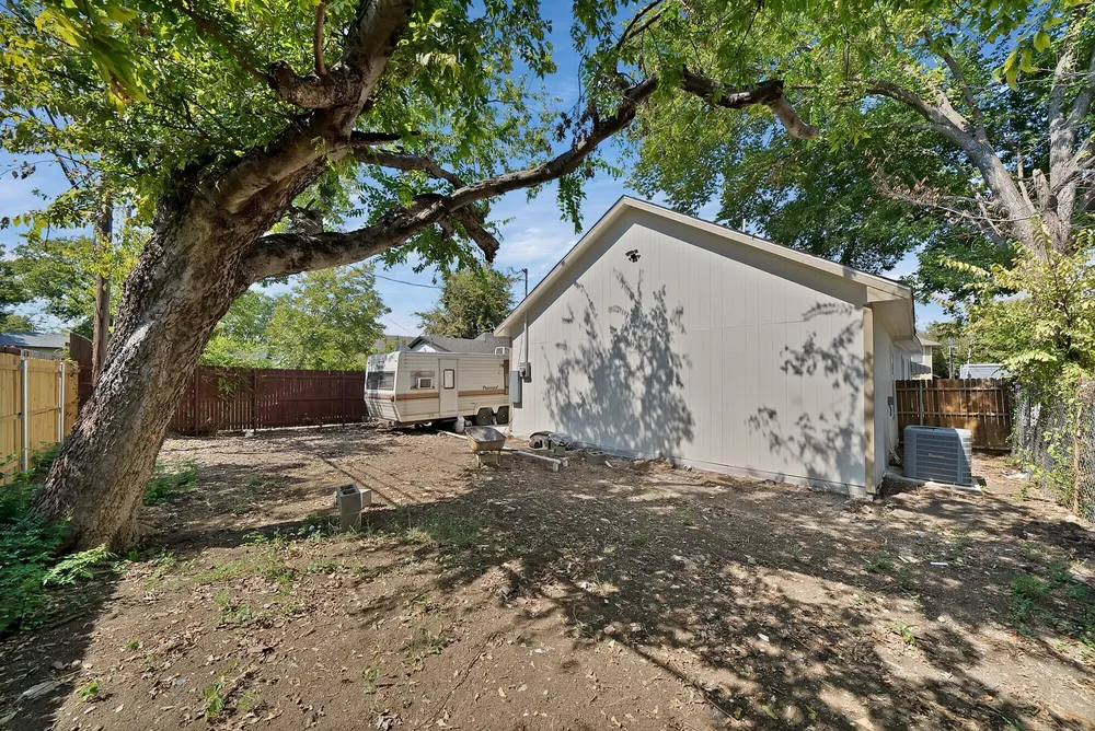 1130 E Hattie St, Fort Worth, TX 76104