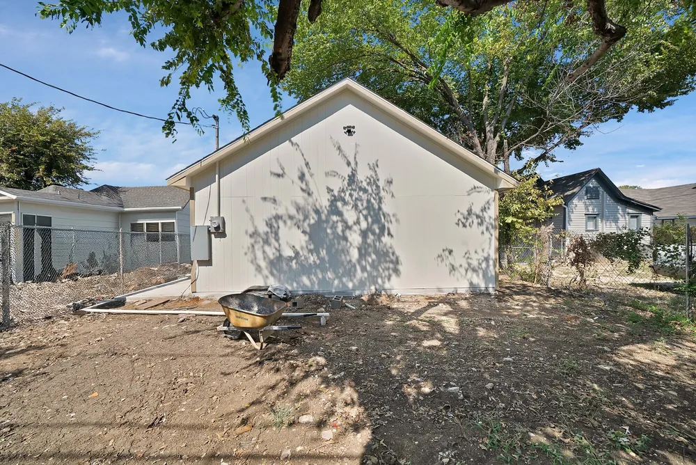 1130 E Hattie St, Fort Worth, TX 76104