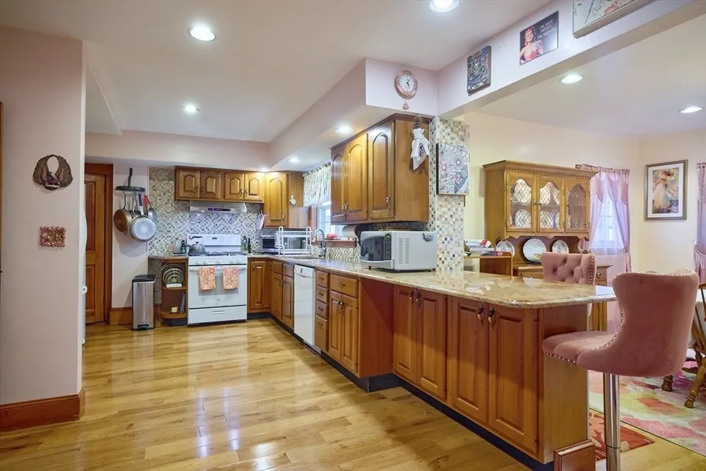 72 Oakland Ave, Quincy, MA 02170
