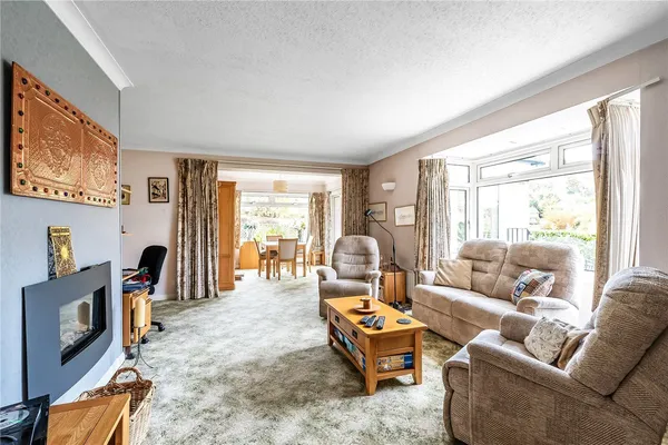 Huntersfield Close, Reigate, RH2 photo 3