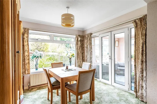 Huntersfield Close, Reigate, RH2 photo 5