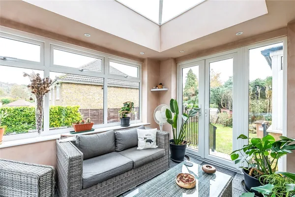 Huntersfield Close, Reigate, RH2 photo 6