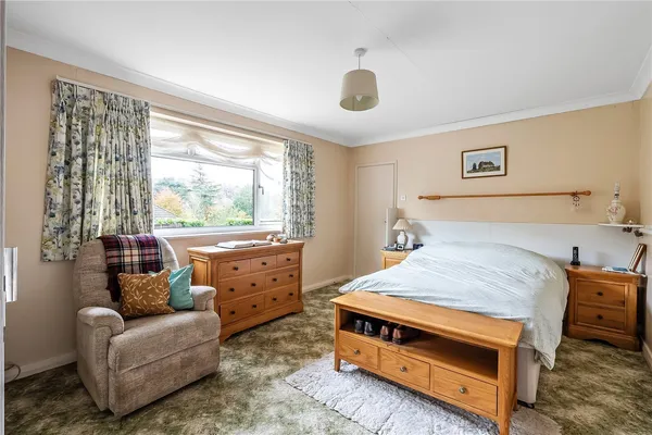 Huntersfield Close, Reigate, RH2 photo 9
