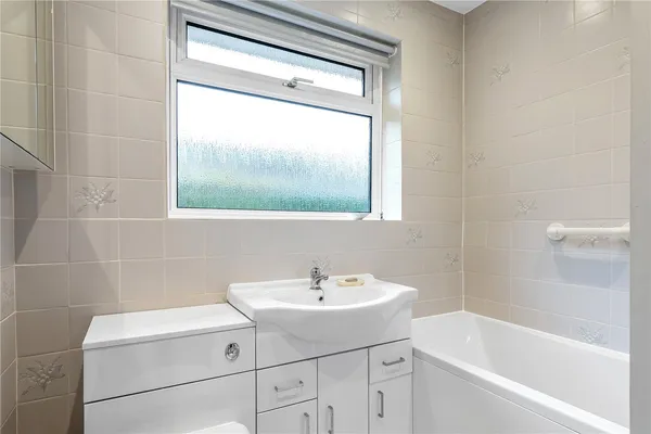 Huntersfield Close, Reigate, RH2 photo 10