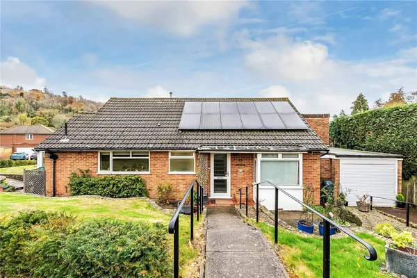 Huntersfield Close, Reigate, RH2 photo 1
