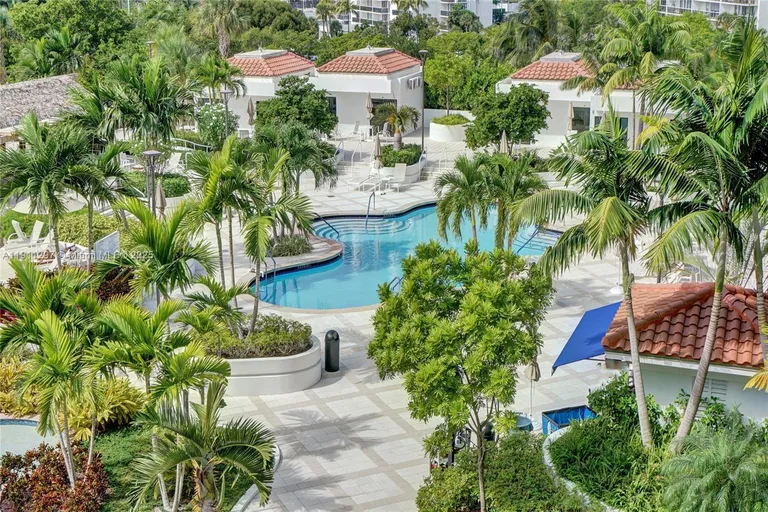 20281 E Country Club Dr, Aventura, FL 33180