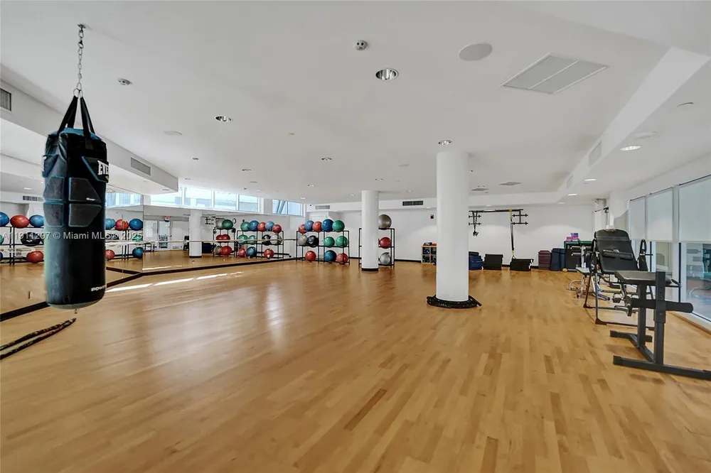 20281 E Country Club Dr, Aventura, FL 33180