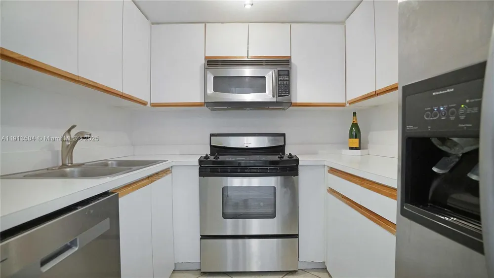 1621 Bay Rd, Miami Beach, FL 33139