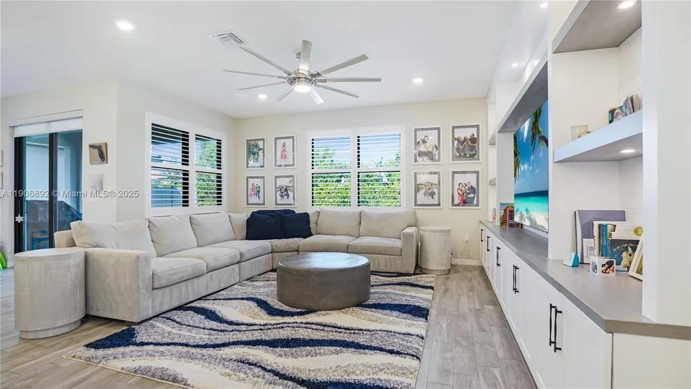 8605 Patron Ln, Lake Worth, FL 33467