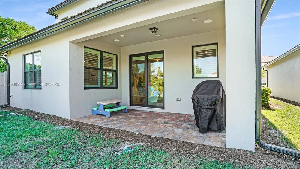 8605 Patron Ln, Lake Worth, FL 33467