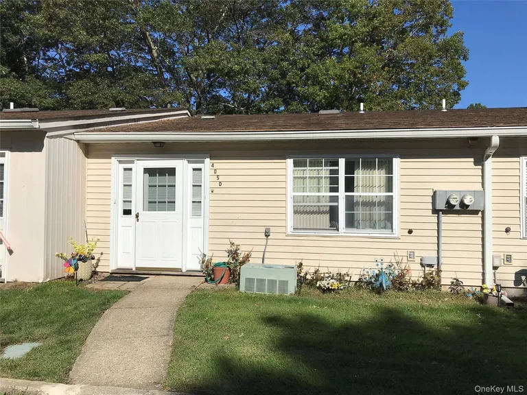 405 Woodbridge Dr, Ridge, NY 11961