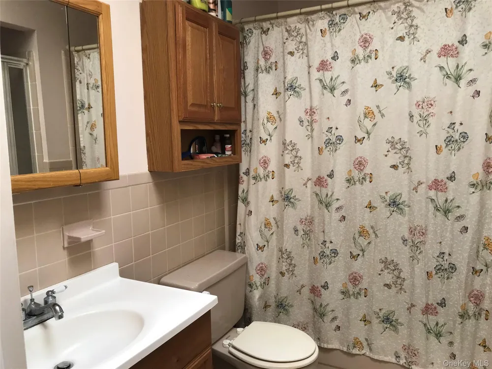 405 Woodbridge Dr, Ridge, NY 11961