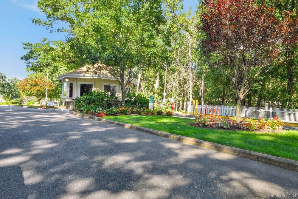 405 Woodbridge Dr, Ridge, NY 11961