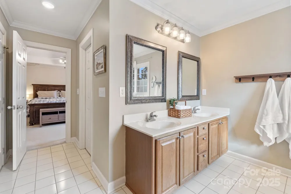 4855 Century Oaks Ln, Winston-Salem, NC 27106