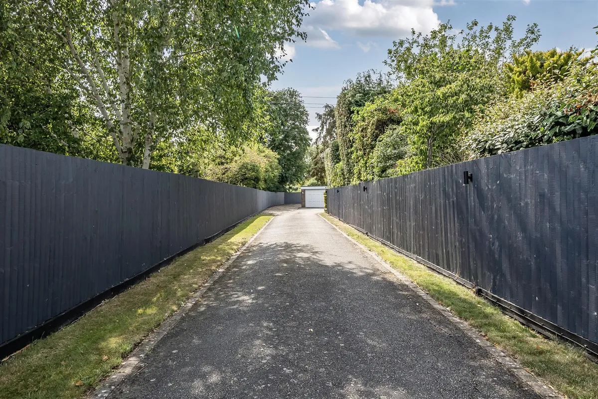 Worlds End Lane, Weston Turville
