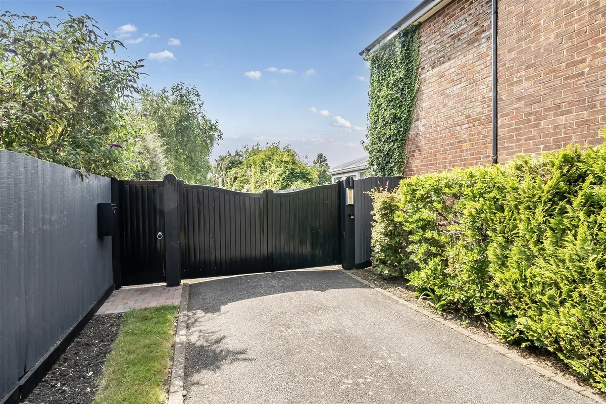 Worlds End Lane, Weston Turville