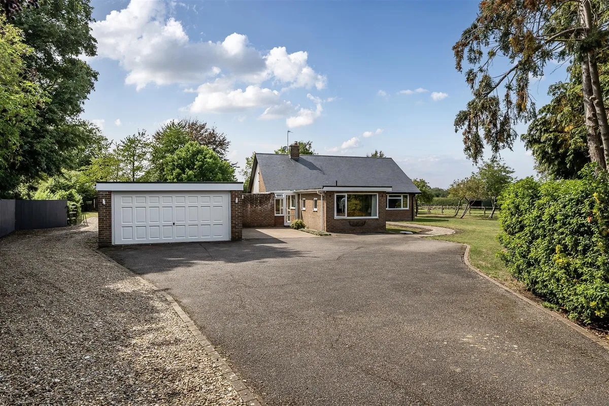 Worlds End Lane, Weston Turville