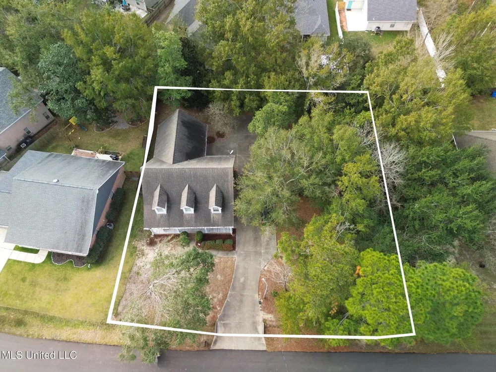 8428 Ieke Dr, Diamondhead, MS 39525
