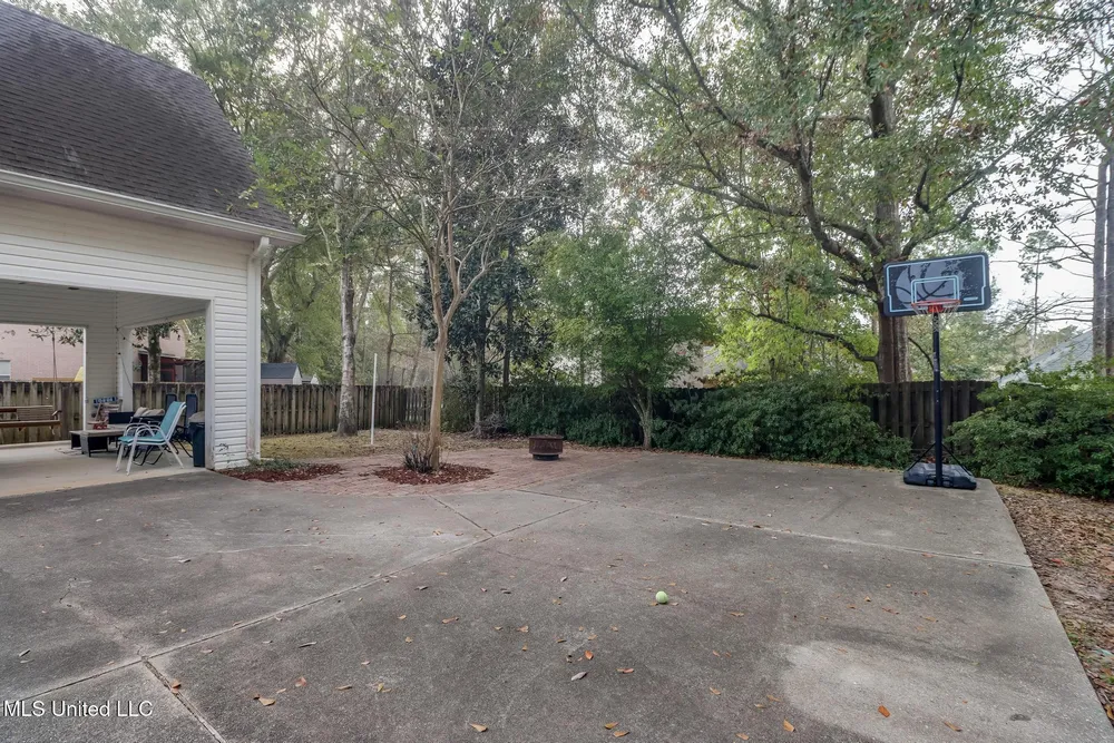 8428 Ieke Dr, Diamondhead, MS 39525