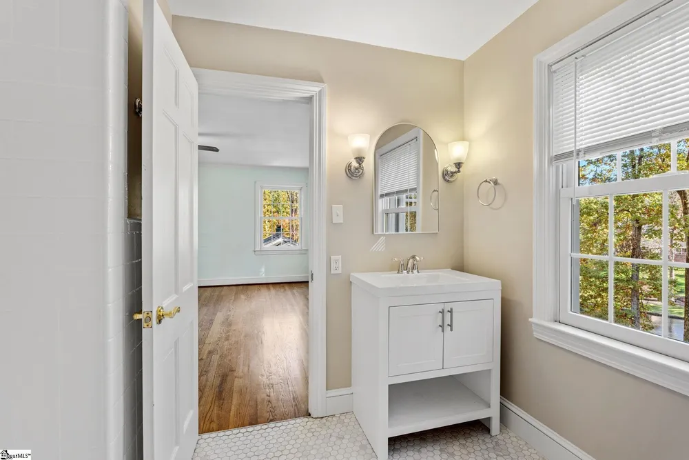 122 Lakecrest Dr, Greenville, SC 29609