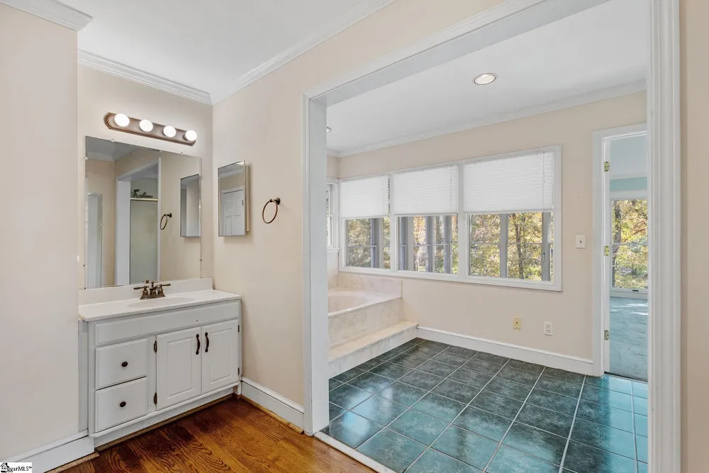 122 Lakecrest Dr, Greenville, SC 29609
